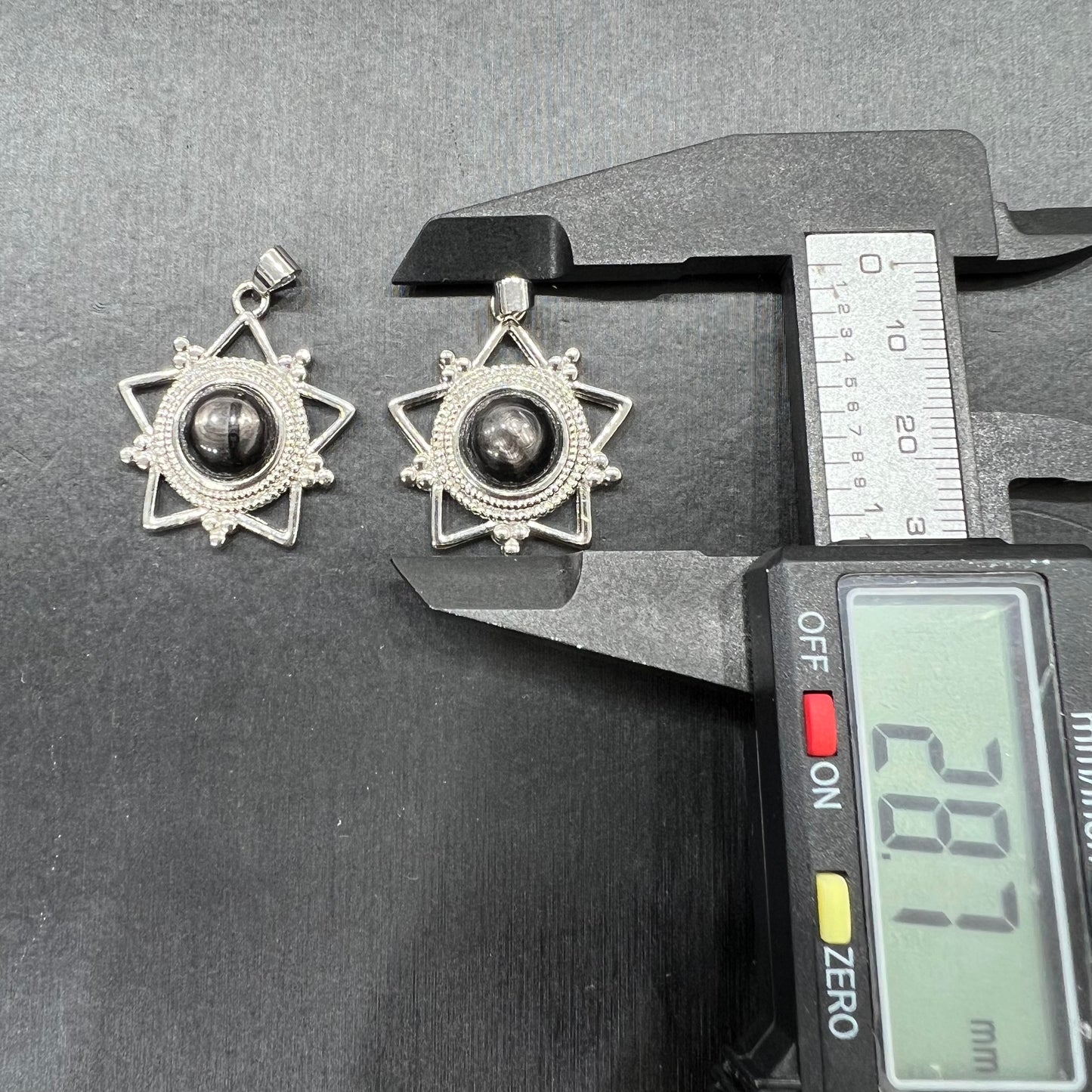 Hypersthene pendant copper